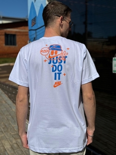 Camiseta Nike Branca com Laranja e Estampa nas costas M3457 - comprar online