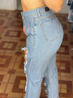 Calça Jeans Feminina Mom com rasgo M1824 - comprar online
