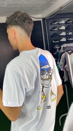 camiseta NIKE branca com estampa tenis azul M3768 na internet