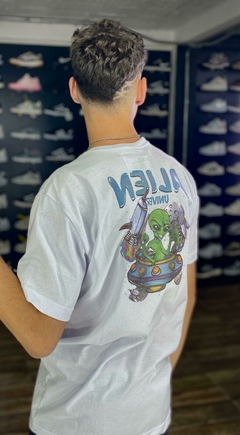 Camiseta High Branca com estampa nas costas Alien M225 - comprar online
