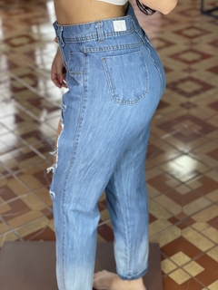 Calça Jeans Feminina Mom com rasgo M1833 - comprar online