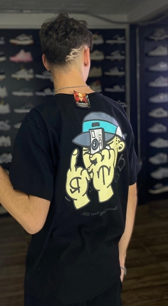 Camiseta High Preta com estampa nas costas homem tirando foto M215 - comprar online