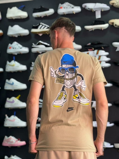 camiseta marrom NIKE estampa tenis nas costas M3779 - comprar online