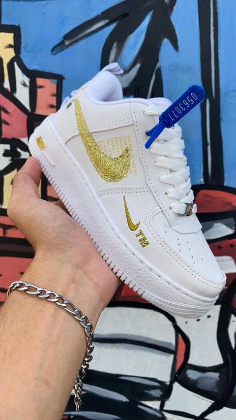 Tênis Nike Air Force TM Branco com dourado T690