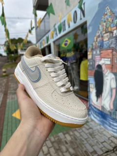 Tênis Nike Air Force 1 Bege com Cinza T520
