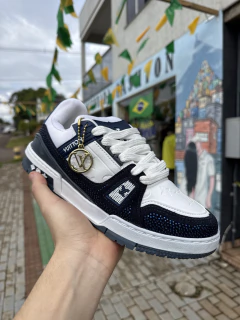 Tênis Louis Vuitton Premium Importado Branco, Azul com pedrinhas e chaveiro T911