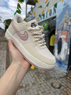 Tenis nike air force linha premium bege com rosa 834