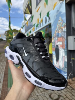Tênis Nike TN preto com detalhes cinzas e refletivo T802