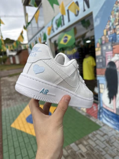 Tênis Nike Air Force Branco com coração Azul T887 - Quebrada Fashioon