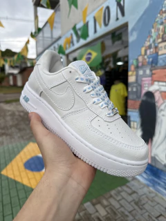 Tênis Nike Air Force Branco com coração Azul T887