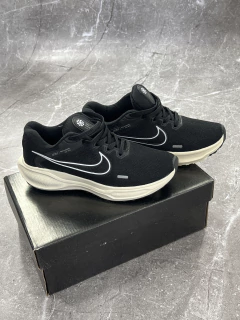 Tenis Nike Running 1972 Preto com bege T717
