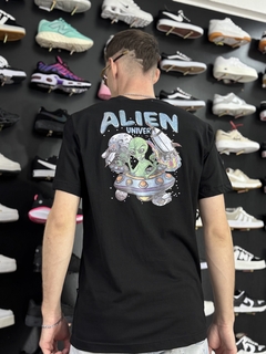 Camiseta High Preta com estampa nas costas Alien M224 na internet