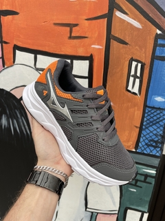 Tênis Mizuno Jet 4 Cinza com Laranja T574