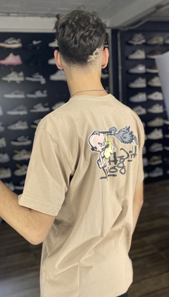 Camiseta High Marrom com estampa nas costas Cegonha com bebe M218 - comprar online