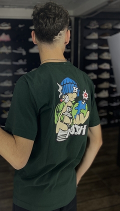 Camiseta High Verde com estampa globo nas costas M236 - comprar online