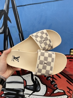 Chinelo Slide Louis Vuitton Bege com Marrom T612