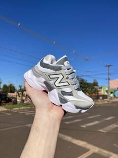 Tênis New Balance cinza com branco infantil T755 na internet