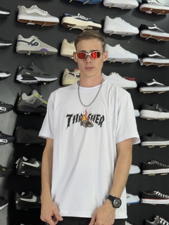 Camiseta Thrasher Branca com Carro Preto M3628