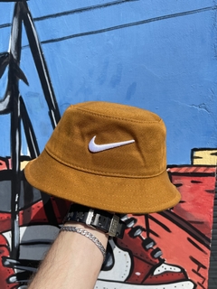 Bucket Nike Bordado Marrom com Branco B152