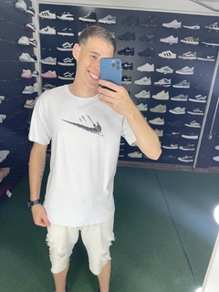 Camiseta Nike Bege com Preto com estampas mulher nas costas M3447