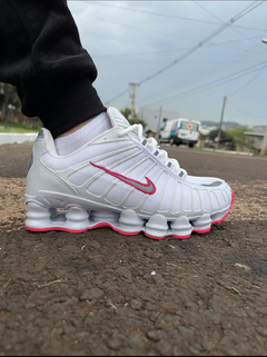 Tênis Nike Shox 12 molas Branco com Rosa T244