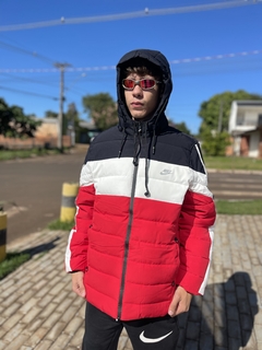 Bobojaco Nike Vermelho, Branco e Preto pelúcido, remove capuz, bolso interno e externo M255 - Quebrada Fashioon