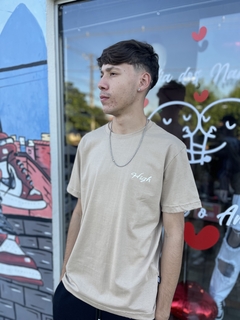 Camiseta High Marrom com estampa nas costas homem tirando foto M216 na internet
