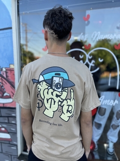 Camiseta High Marrom com estampa nas costas homem tirando foto M216 - comprar online