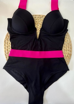 Maiô/body decote V cor preta com rosa