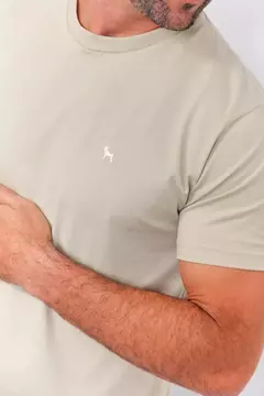 REMERA BASICA CEMENTO BRAVO. en internet
