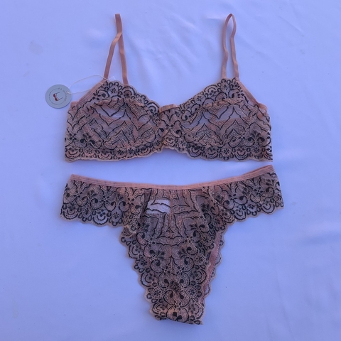 Conjunto de Lingerie em Renda Rose Sutiã com Aro