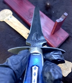 Imagem do Faca Adaga em Aço Damasco Fio Duplo Cabo em Zamak com detalhes Ns. Senhora 11,8"