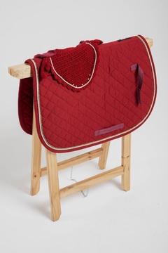 Set mandil bordeaux con orejeras