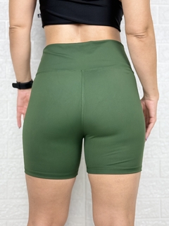 Short em Poliamida Meia Coxa Lisa na internet