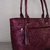 Bolsa para mujer tote bag color uva tipo cincelada