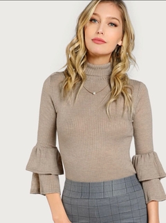 Camiseta con volantes en mangas