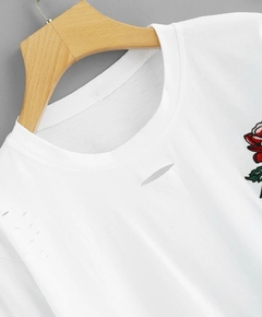 Camiseta con bordado floral - mandala boutique