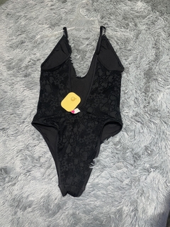 Traje de baño negro en internet