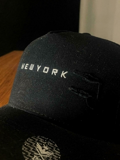 Boné NEW YORK Ajustável Logo Bordado Minimalista - comprar online