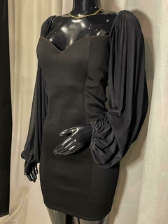 Vestido Curto Decote Coração com Mangas em Tule