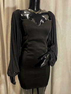 Vestido Curto Decote Coração com Mangas em Tule na internet