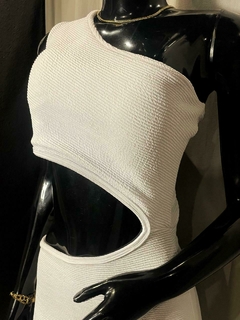Vestido Longo Cortes Laterais com Fenda na internet