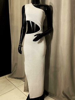 Vestido Longo Cortes Laterais com Fenda