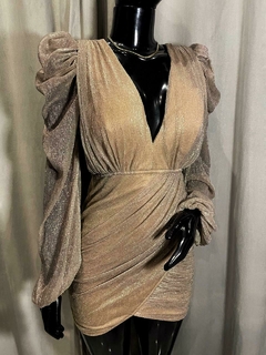 Vestido Curto Decote em V com Brilho na internet