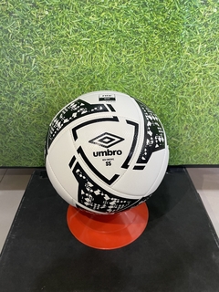 Pelota de Futbol 11 Umbro - comprar online