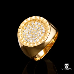 ANEL REDONDO LISO CRAVEJADO COM PEDRAS DE ZIRCÔNIAS CENTRAL - 10g - BANHADO A OURO 18K
