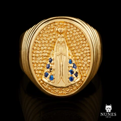ANEL NOSSA SENHORA OVAL CRAVEJADO COM PEDRAS ZIRCÔNIA AZUL - 9g - BANHADO A OURO 18K - comprar online