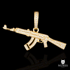 PINGENTE AK-47 CRAVEJADO COM PEDRAS ZIRCONIA 6X2CM ( 6.3G ) - BANHADO A OURO 18K