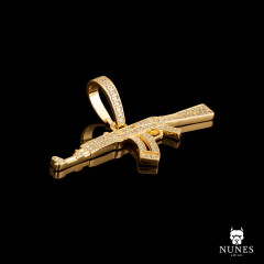 PINGENTE AK-47 CRAVEJADO COM PEDRAS ZIRCONIA 6X2CM ( 6.3G ) - BANHADO A OURO 18K - comprar online