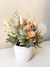 Arranjo de flores desidratas salmão e nude com cachepô de cerâmica branco -  Macrê decor 
